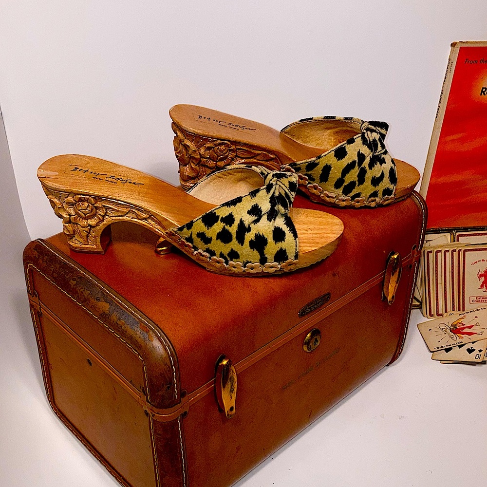 Betsy Johnson leopard print open toe platform heels